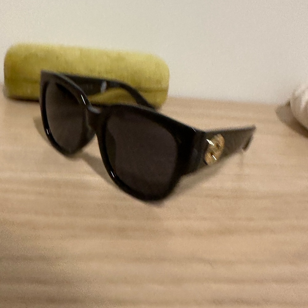 Gucci Sunglasses in Black with Gold Logo - Picture 2 of 6